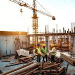 Drei Männer besprechen sich auf einer Baustelle. Symbolbild für Pengueen als digitale Plattform für Handwerks-Betriebe
