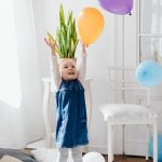Maedchen greift nach Luftballons