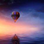 Ballon ueber dem Meer