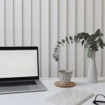 Schreibtisch mit Laptop und Pflanze