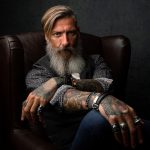 Mann mit Tattoos