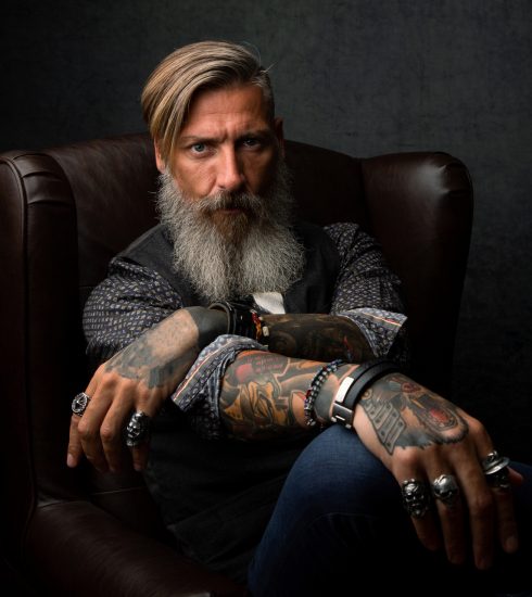 Mann mit Tattoos