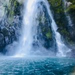 Wasserfall stürzt in eine blaue Lagune