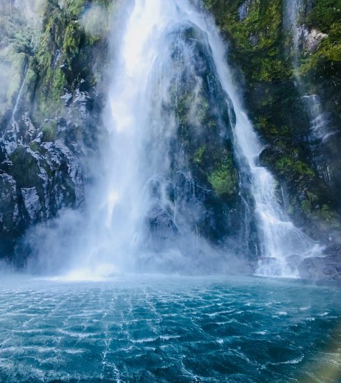 Wasserfall stürzt in eine blaue Lagune