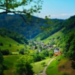Ein kleines Dorf liegt in einer Talsenke