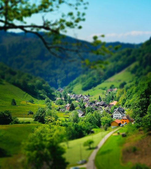 Ein kleines Dorf liegt in einer Talsenke